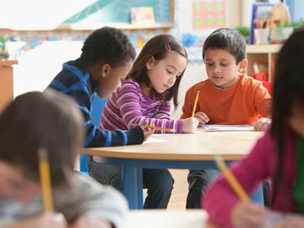 دانش آموزان در حال فعالیت گروهی 