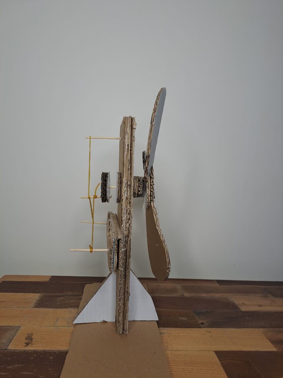 نمای بغل کمک درسی علوم ابتدایی پنکه دستی برای تبدیل انرژِ در علوم کلاس چهارم و ششم ابتدایی